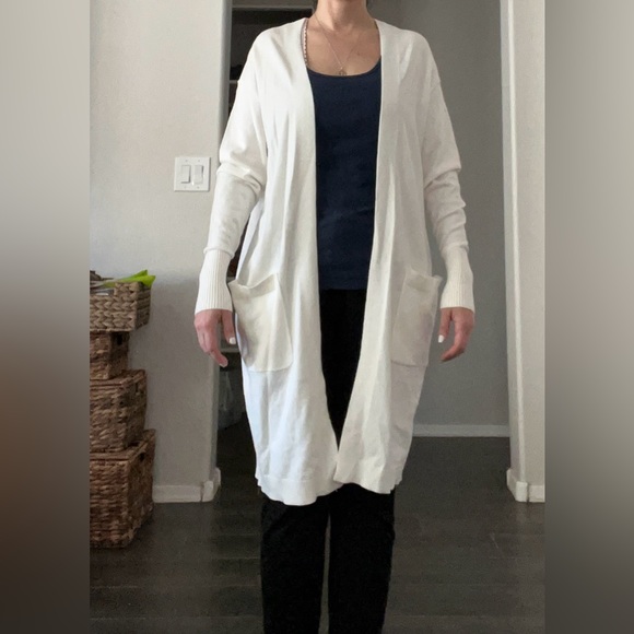 Express XS long cream colored pocket sweater - Picture 2 of 7